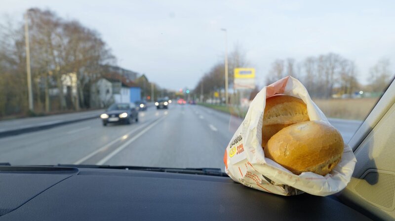 Reportagereise mit Brötchen durch den deutschen Bürokratie-Dschungel. – Bild: NDR/Ingo Mende Reportagereise mit Brötchen durch den deutschen Bürokratie-Dschungel. – Bild: NDR/Ingo Mende