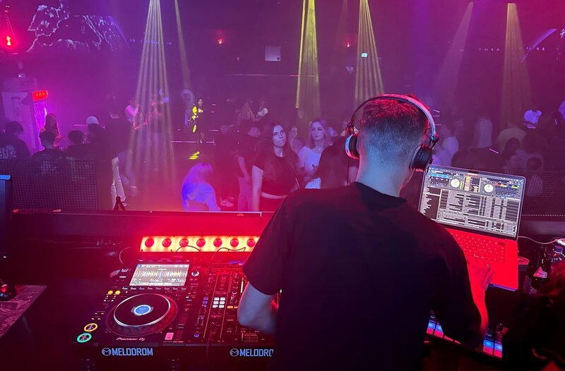 Am DJ Pult in der Diskothek Melodrom. Weiteres Bildmaterial finden Sie unter www.br-foto.de. – Bild: BR