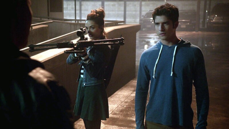 Scott (Tyler Posey) und Allison (Crystal Reed) versuchen Stiles auf eine andere Weise zu helfen. Sie wollen eine geheime japanische Schriftrolle finden, die möglicherweise eine weitere Heilungsmethode für Stiles beinhaltet. – Bild: RTL II