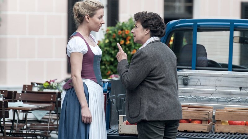 Lisbeth Gruber (Monika Baumgartner, r.) macht Susanne (Natalie O’Hara, l.) klar, dass sie keinen Keil in die Familie Gruber treiben darf. – Bild: ZDF und Stefanie Leo