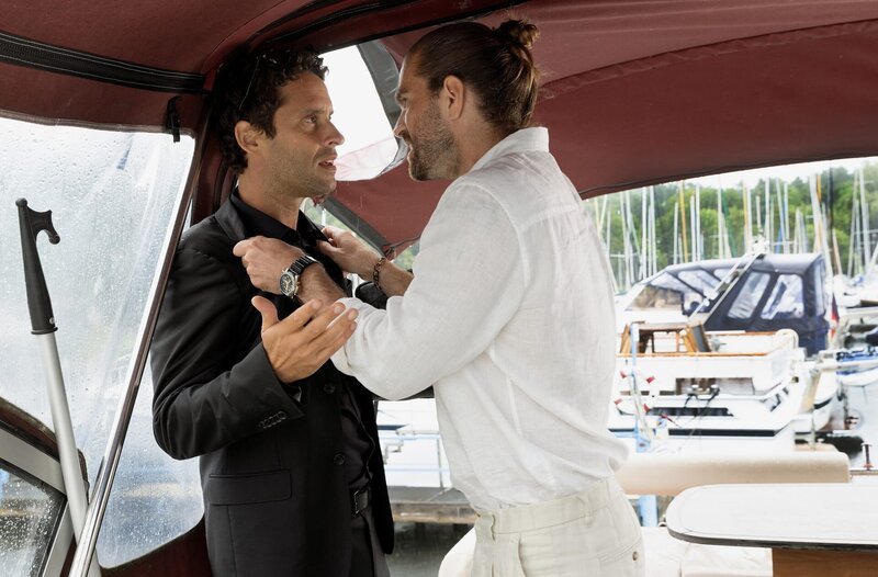 Tim Molsen (Maxim Ang’e, r.) gibt Florian Herzog (Kai Albrecht, l.) die Schuld daran, dass Christina Varell von seiner Affäre erfahren hat. – Bild: ARD/​Daniela Incoronato