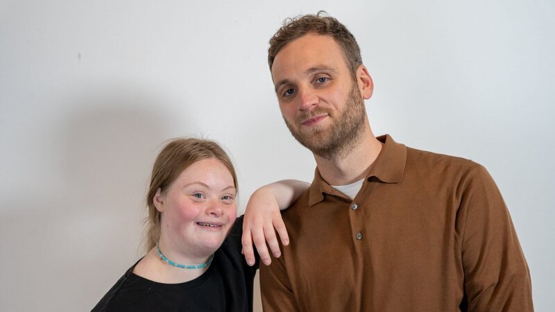 Psychologe Leon Windscheid mit Amelie Gerdes. – Bild: ZDF und Marius Fuchtmann