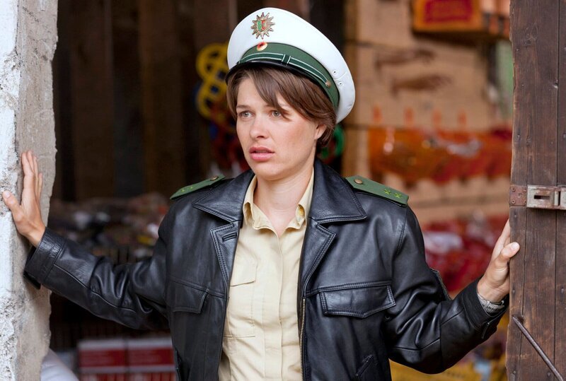 Bärbel Schmied (Meike Droste) schließt den Schnäppchenmarkt in der Scheune von Bauer Rieder. – Bild: MDR/Frank Dicks Bärbel Schmied (Meike Droste) schließt den Schnäppchenmarkt in der Scheune von Bauer Rieder. – Bild: MDR/Frank Dicks