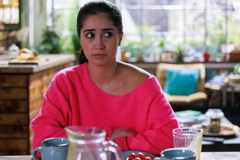 Esma (Özge Delioglan) realisiert schockiert, dass Sven in der WG übernachtet hat. – Bild: RTL /​ Sebastian Meyer