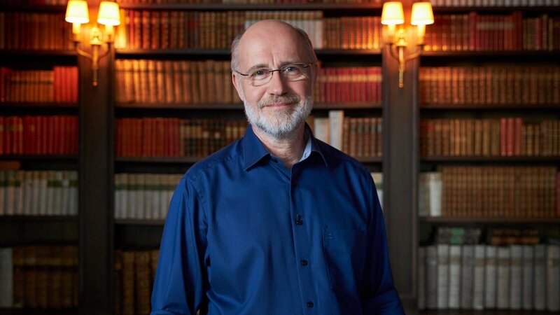 Prof. Harald Lesch steht in der Bibliothek von Schloss Jetzendorf, Oberbayern. – Bild: ZDF