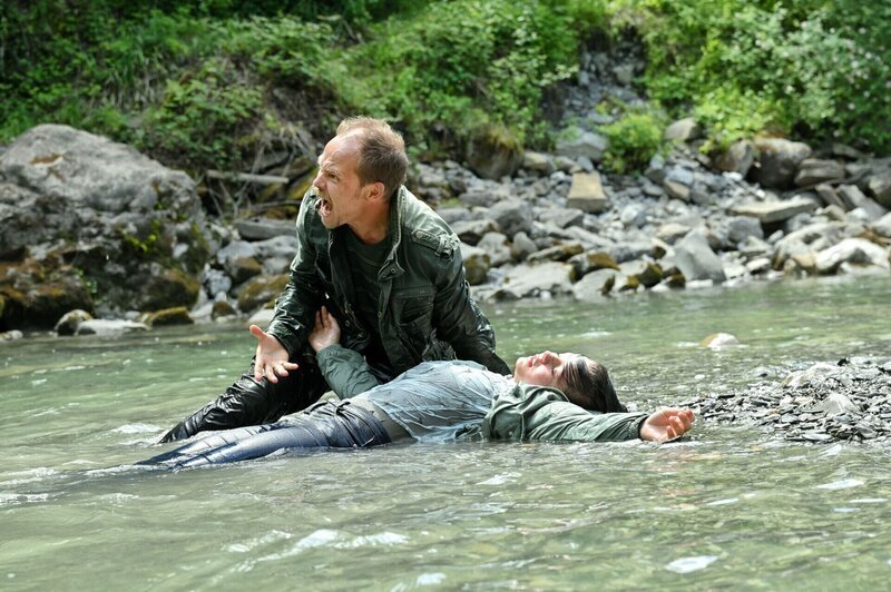 Micha Oberländer (Matthias Koeberlin) springt ins Wasser und reanimiert Luna (Fiona Katharina Neumeier). – Bild: ORF /​ Graf Films /​ Patrick Pfeiffer