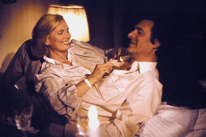 Obwohl sie doch so völlig verschieden sind, kommen der Monaco Franze (Helmut Fischer) und seine Frau Annette (Ruth Maria Kubitschek) nicht voneinander los. – Bild: BR/​balance-film