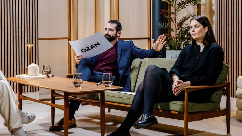 Tara-Louise Wittwer (r.) und Ozan Tas (l.) zu Gast bei Leon Windscheid auf der Couch. – Bild: ZDF und Johanna Wittig