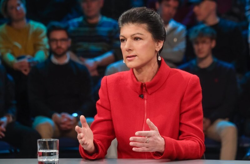 Zu Gast bei Louis Klamroth: Sahra Wagenknecht (BSW, Parteivorsitzende). – Bild: WDR/​Oliver Ziebe