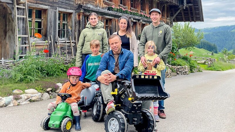 Jan Fitze (m.) auf dem Bauernhof der Familie Wenger und Hofstetter, Bianca Wenger, Florian Hofstetter und ihre Kinder, Aaliyah, Anuk, Arwen und Aviel – Bild: SRF