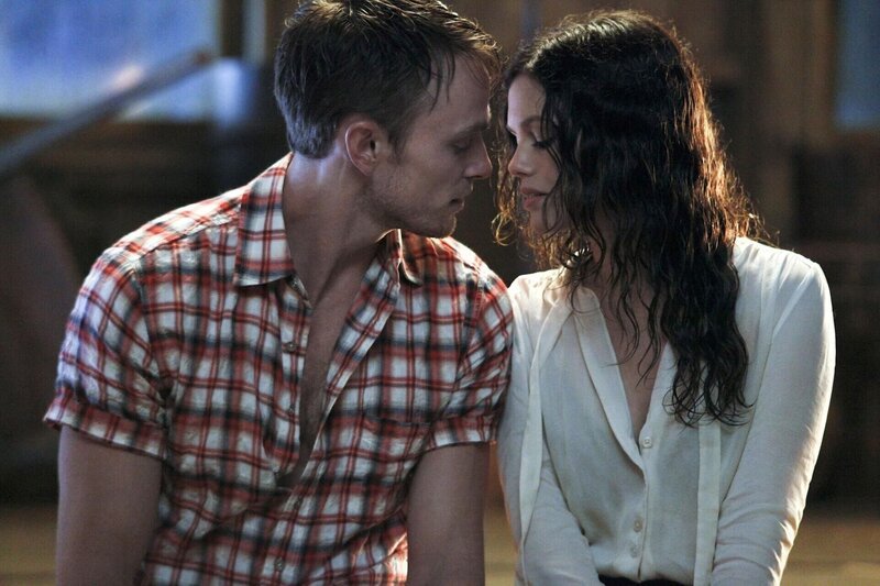 Während des heftigen Sturms suchen Zoe (Rachel Bilson, r.) und Wade (Wilson Bethel, l.) Schutz in einer Scheune und nutzen die Zeit, sich über ihre Gefühle klar zu werden … – Bild: Warner Bros. Lizenzbild frei