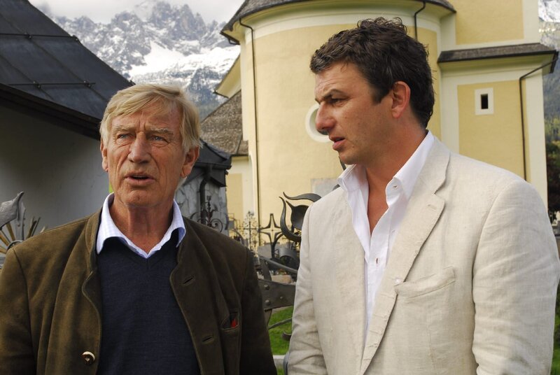 Dr. Roman Melchinger, der letzte praktizierende Arzt in Ellmau, will aufhören. Dr. Martin Gruber soll seine Praxis übernehmen. – Bild: ZDF und Walter Wehner