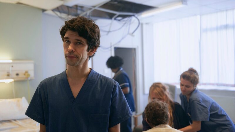 Als wäre der Arbeitsalltag von Adam (Ben Whishaw) nicht schon anstrengend genug, wird das Chaos durch stationsweite Bauarbeiten komplettiert. – Bild: ZDF und Anika Molnar