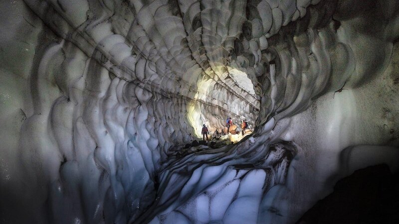 Der Gipfel des Feuerberges Mount St. Helens ist von einem weit verzweigten System von Gletscherhöhlen durchzogen. – Bild: ZDF und Eric Guth