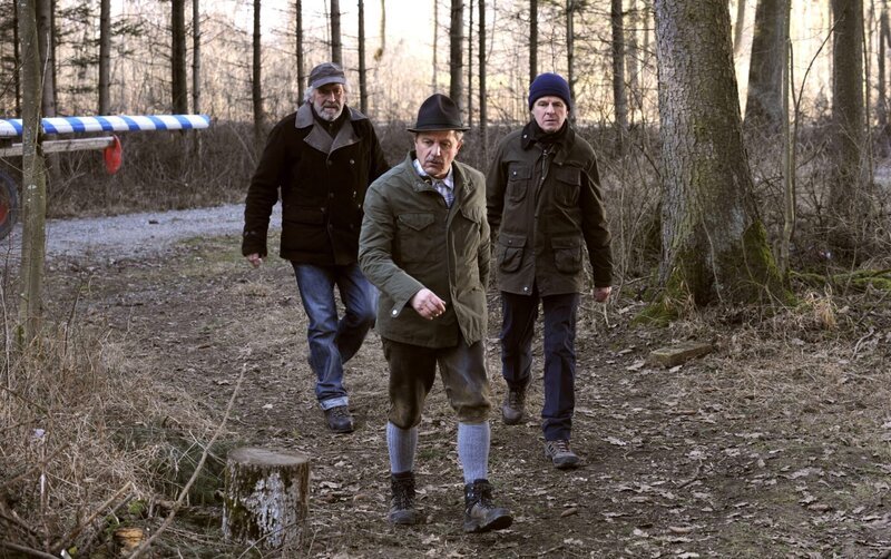 Martin, Roland und Bürgermeister Schattenhofer wollen den Wangener Maibaum neben dem Lansinger Maibaum verstecken. Von links: Martin Kirchleitner (Hermann Giefer), Lorenz Schattenhofer (Werner Rom) und Roland Bamberger (Horst Kummeth). – Bild: BR/​Marco Orlando Pichler