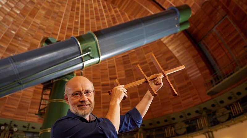 Der technische Fortschritt eröffnete uns immer mehr neue Welten. Harald Lesch auf den Spuren der Entdecker und den Folgen ihrer Entdeckungen. – Bild: ZDF und THOMAS BRESINSKY