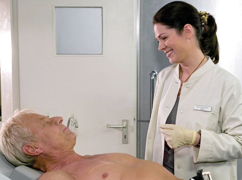 MDR Fernsehen IN ALLER FREUNDSCHAFT FOLGE 290, „Hochzeitsglocken“, am Donnerstag um 11:40 Uhr. Dr. Elena Eichhorn (Cheryl Shepard) untersucht den ehemaligen Stuntman Viktor Hauer (Rolf Becker), der an einer Fußgängerampel angefahren wurde. – Bild: MDR/​Krajewski