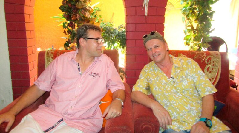 Mitten in Trivandrum sind Entertainmentmanager Rainer und Stellvertretender Kreuzfahrtdirektor Jörn Hofer gemeinsam mit dem Südinder Jacoman unterwegs. – Bild: BR/​Bewegte Zeiten GmbH/​Antonia Köppert