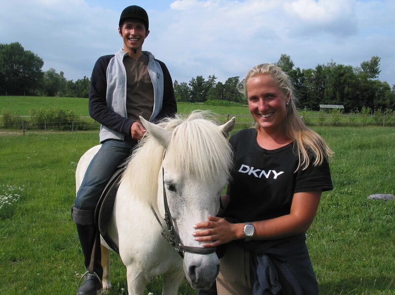 Willi Weitzel erfährt alles über die Arbeit auf einem Gestüt und bekommt eine Reitstunde auf einem Pony. Steffi hat ihm eine geduldige Stute ausgesucht. – Bild: BR/​megaherz