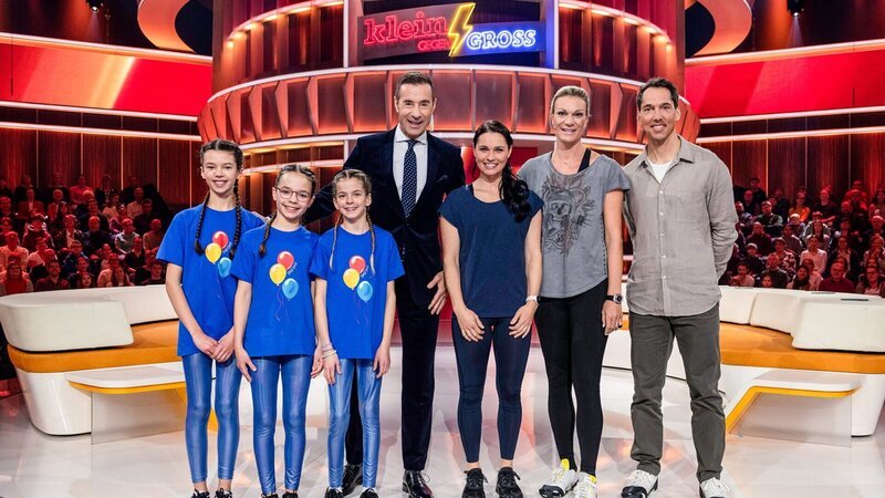 Moderator Kai Pflaume (m.) mit den drei Ski-Legenden Anna Veith (3.v.r.), Maria Höfl-Riesch (2.v.r.) und Carlos Janka (r.) und ihren Herausforderinnen Hannah, 13, Frieda, 13, und Laura, 11 – Bild: SRF/​NDR/​Thorsten Jander