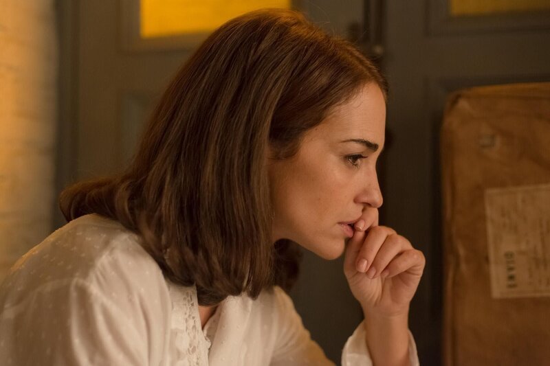 Ana (Paula Echevarría) fürchtet, dass Alberto bei einem Flugzeugabsturz ums Leben gekommen sein könnte. – Bild: Manuel Fernández-Valdés/​BetaFilm