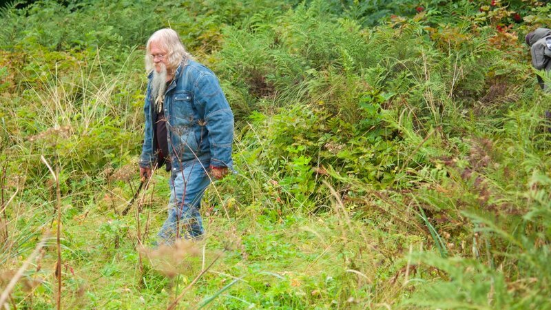 Billy Brown walks through the field. – Bild: Discovery Communications