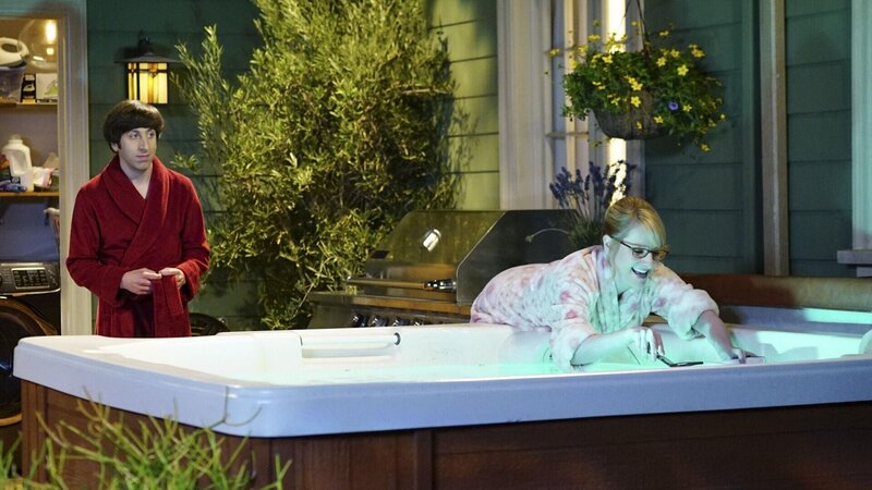 Es sollte ein romantisches Valentins-Date sein, doch ein tierischer Gast bringt das romantische Whirlpool-Rendezvous für Howard (Simon Helberg, l.) und Bernadette (Melissa Rauch, r.) zum Platzen … – Bild: Warner Brothers