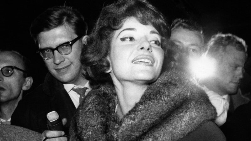 Sternstunde Kunst Maria Callas und ihr epochaler Auftritt als Tosca Empfang auf dem Flughafen Berlin Tempelhof: Maria Callas 1957 – Bild: SRF/​C Major Entertainment/​ullstein bild