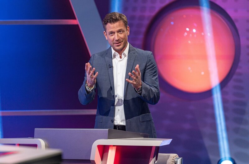 Moderator und Gastgeber Florian Weber freut sich auf spannende Fragen und lustige Antworten bei „Meister des Alltags“ – dem Wissensquiz mit Aha-Effekt und cleveren Tipps für den Alltag. – Bild: SWR/​Christian Koch
