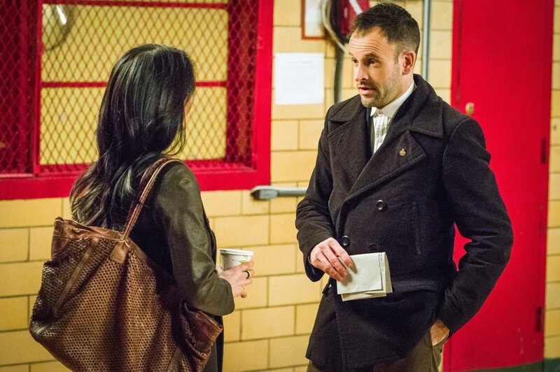 Holmes (Jonny Lee Miller, r.) und Watson (Lucy Liu, l.) kümmern sich um einen lange zurückliegenden Fall, in dem ein Mann verdächtigt wurde, seine Frau umgebracht zu haben. Der Verdächtige hat nun ein Päckchen mit grausigem Inhalt bekommen: die Ohren seiner Frau, zusammen mit einer Lösegeldforderung … – Bild: CBS Television Lizenzbild frei