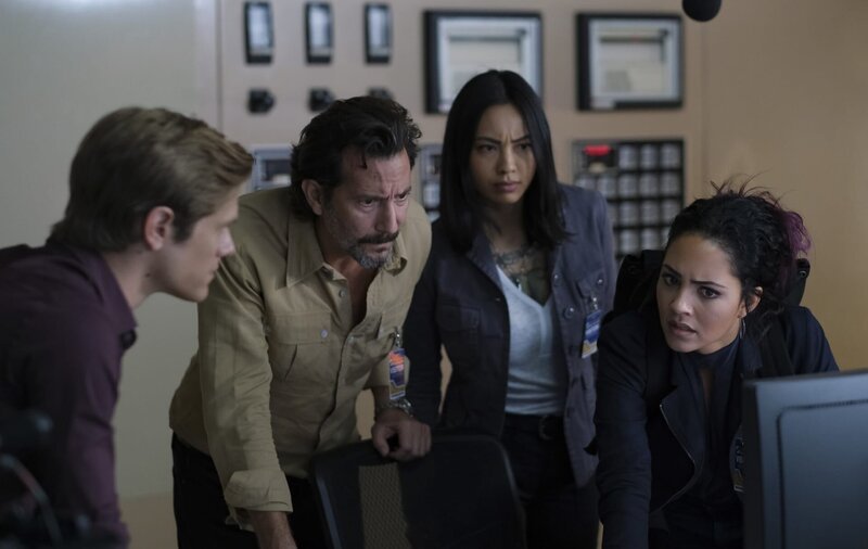 (v.l.n.r.) Angus MacGyver (Lucas Till); Russ Taylor (Henry Ian Cusick); Desi Nguyen (Levy Tran); Riley Davis (Tristin Mays) – Bild: CBS Broadcasting, Inc.