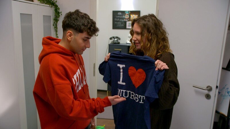 Als Charli wegen ihrer Second-Hand-Klamotten gemobbt wird, startet sie eine Kampagne gegen Fast-Fashion. Karim will mitmachen und Kleidung spenden, doch bringt es dann doch nicht übers Herz. Charli merkt daraufhin, dass Druck nichts bringt. – Bild: RTLZWEI