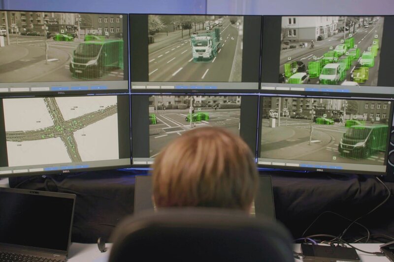 Monitorwand mit C-ITS Technologie – Bild: ServusTV /​ Bilderfest