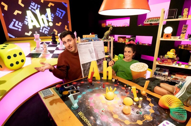 Clarissa und Tarkan beim Spieleabend – Bild: WDR/​Thorsten Schneider