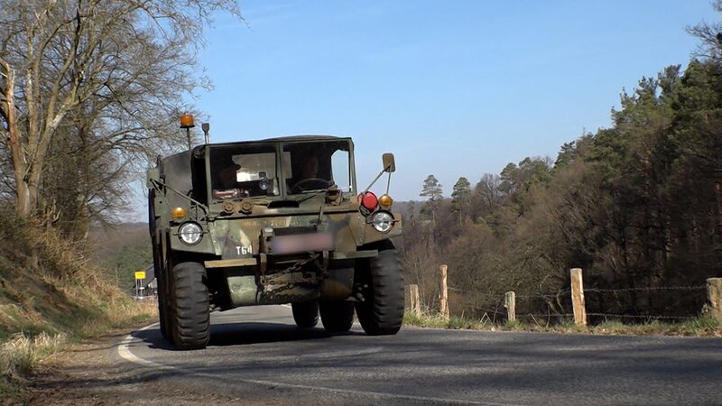 L-R: Ingo und Lukas in Tamiya M561 6x6 Gama Goat. – Bild: Warner Bros. Discovery