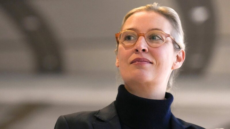 „Alice Weidel – Ein Porträt“: Alice Weidel mit Blick nach links – Bild: ZDF und ZDF