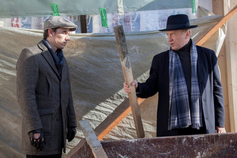 Der erfolgreiche Lübecker Architekt Peter Zahr (Bernd-Uwe Reppenhagen, r.) mit dem jungen Architekten Alexander König (Alexander Khuon, l.) auf der Baustelle. – Bild: ARD/​Georges Pauly
