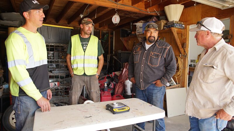 L-R: Chad Gretzner, Harry Madison, Juan Ibarra and Freddy Dodge talking around table for gold weigh – Bild: 2023 Warner Bros. Discovery, Inc. or its subsidiaries and affiliates. All rights reserved.
