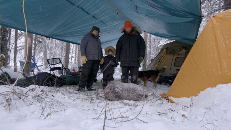 Brittany Rowland und ihre Kinder besuchen ihren Mann, Kaleb Rowland, in ihrem neuen Camp. (National Geographic) – Bild: National Geographic /​ National Geographic