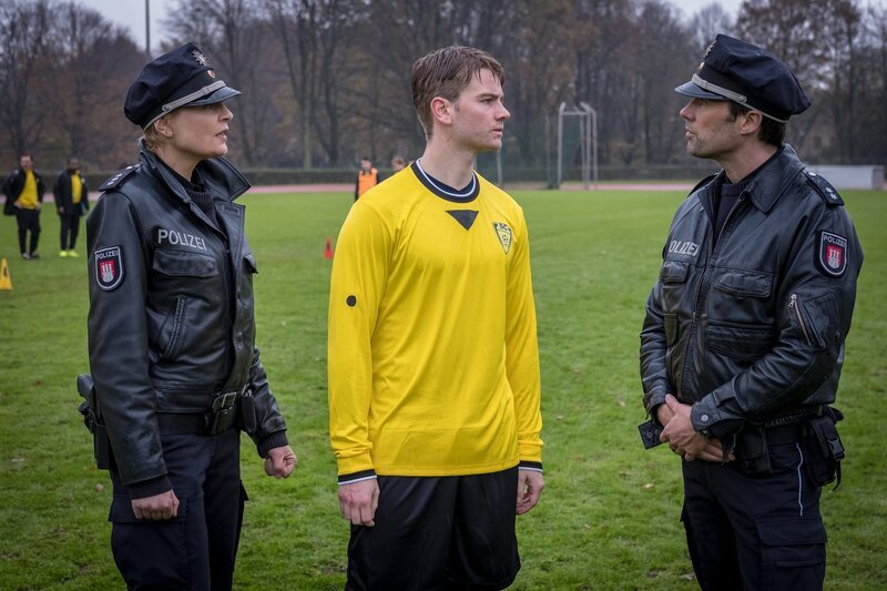 Melanie (Sanna Englund, l.) und Mattes (Matthias Schloo, r.) statten Yanik Jungbluth (Aaron Koszuta, M.) erneut einen Besuch ab. Doch der Fußballspieler will sich immer noch nicht an die vergangene Nacht erinnern können. – Bild: ZDF und ZDF/​Boris Laewen