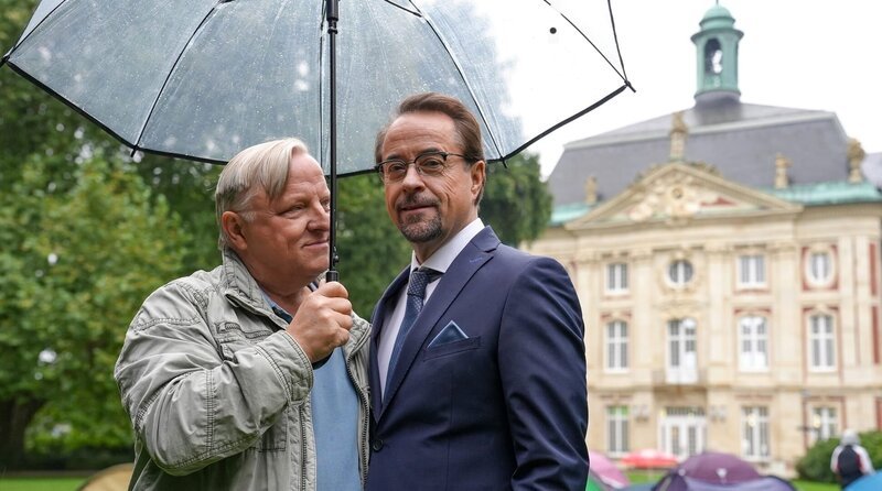 Axel Prahl und Jan-Josef Liefers am Set. – Bild: NDR/WDR/Dokfilm/Jan Urbanski Axel Prahl und Jan-Josef Liefers am Set. – Bild: NDR/WDR/Dokfilm/Jan Urbanski