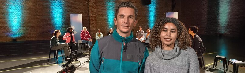 „PUR+“-Moderator Eric Mayer findet gemeinsam mit Gastmoderatorin Chantal Epih, bekannt aus der Mädchen-WG, heraus, was genau Rassismus bedeutet. – Bild: ZDF/​Nadja Stein
