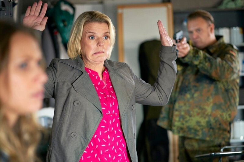 Eva (Mirja Boes) und Toni (Sina Tkotsch) schleichen sich in Kurts (Oliver Fleischer) Garage. Als Toni in seiner Marderfalle steckenbleibt, fliegen die Eindringlinge auf. – Bild: TVNOW /​ Guido Engels