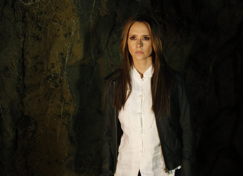 Unter Melindas (Jennifer Love Hewitt) Laden verläuft ein Tunnelsystem, in dem unzählige Seelen gefangen sind. Der Anblick ist selbst für sie anfangs schockierend … – Bild: ABC Studios