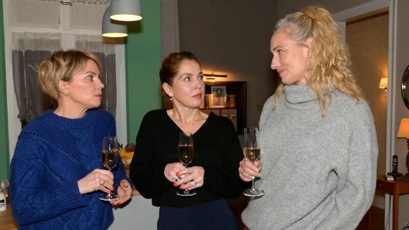Yvonne (Gisa Zach), Nina (Maria Wedig, M.) und Maren (Eva Mona Rodekirchen) hoffen, dass Katrin den Verlust von Tobias überwunden hat. – Bild: RTL /​ Rolf Baumgartner