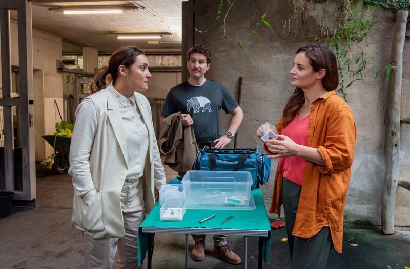 Das Tierärztinnenteam von Zoodirektor Jasper Winter (Dominik Weber, M.) steht unter Druck: Können sich Dr. Susanne Mertens (Elisabeth Lanz, r.) und ihre Chefin Dr. Elif Şahin (Neshe Demir, l.) Hoffnung auf Nachwuchs bei den Tapiren machen? – Bild: ARD/​Steffen Junghans