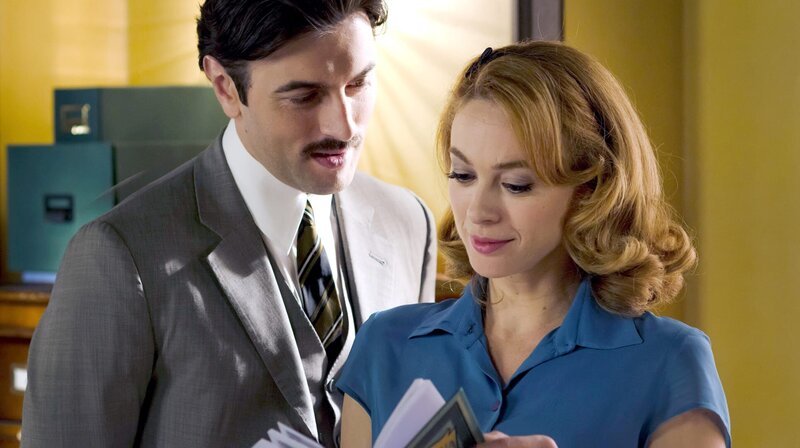 Clara (r., Marta Hazas) gesteht ihrem Geliebten Mateo (l., Javier Rey), dass sie möglicherweise schwanger ist. – Bild: WDR/​Enrique Baró Ubach/​Beta Film GmbH