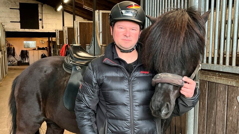 Daniel Schulz mit Spuni – Bronzegewinner bei der WM 2023. – Bild: NDR