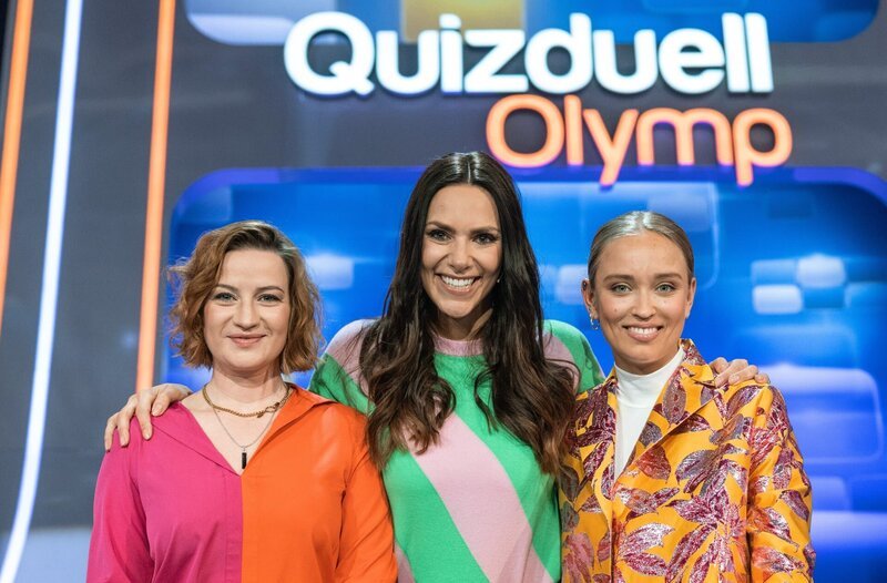 Quizmasterin Esther Sedlaczek mit den Kandidatinnen des Teams „Kamera“: Die Schauspielerinnen Nina Gummich und Caro Cult. – Bild: ARD/​Uwe Ernst