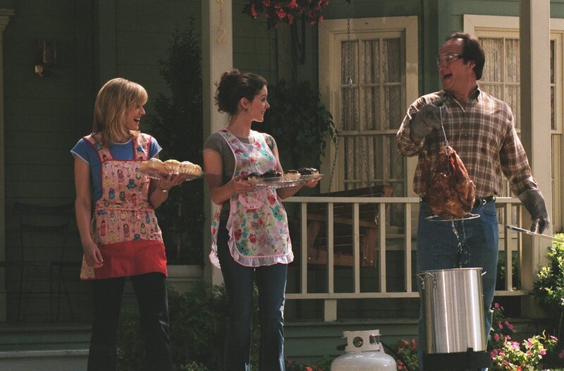 Ruby und Gracie wollen mit Limonade Geld verdienen, während Cheryl (Courtney Thorne-Smith, l.), Dana (Kimberly Williams-Paisley, M.) und Jim (Jim Belushi, r.) sich in den Konkurrenzkampf einmischen. – Bild: Disney /​ The Walt Disney Company Germany